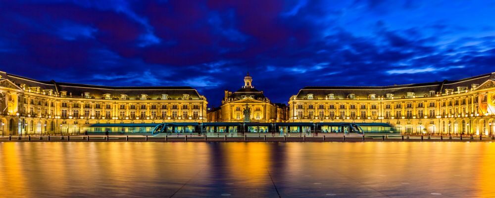 Tram sur la Place de la Bourse à Bordeaux – France Services de traduction à Bordeaux